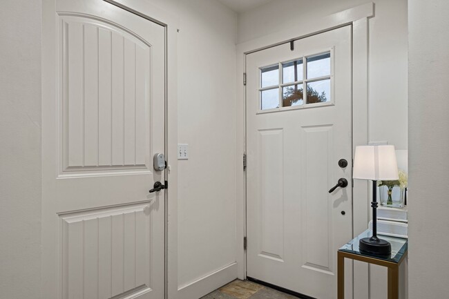 Building Photo - This luxurious townhouse on Cherry St.