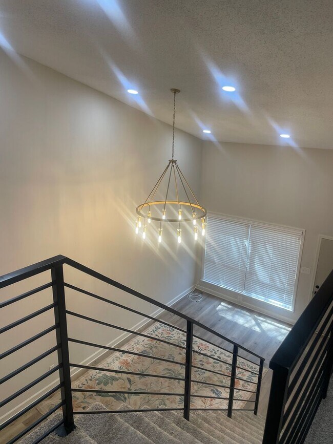 Building Photo - Knoxville 37918 - 2 bedroom, 2.5 bath Townhome - Contact Lisa Vineyard & Shannon Russell (865) 21...