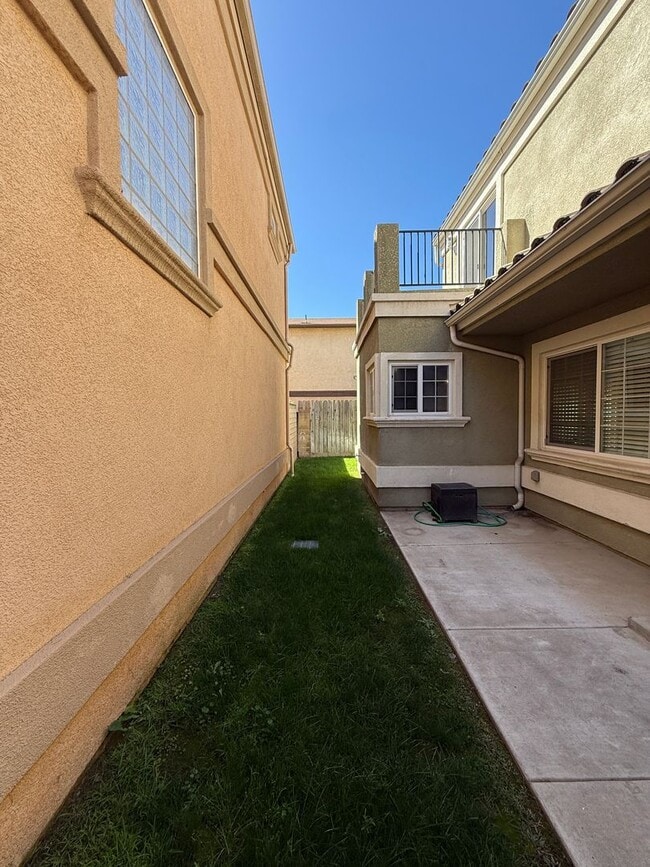 Building Photo - Centrally Located Large Two Story Home on ...