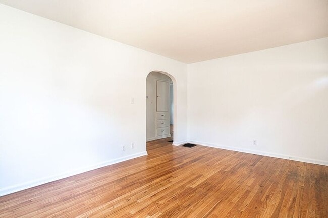 Building Photo - 343 E Royal Forest Blvd