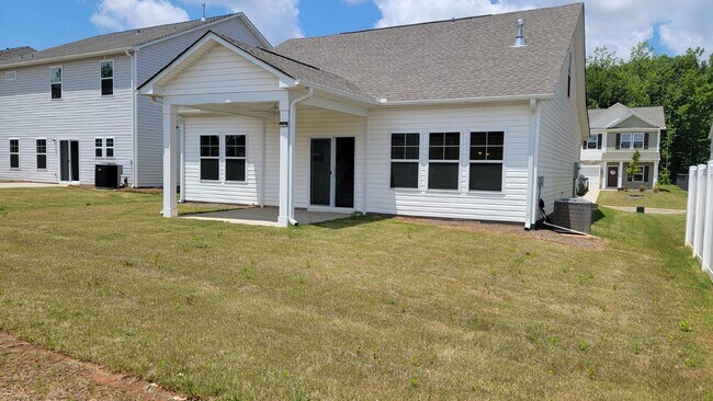 Building Photo - Your Ideal Home Awaits in Simpsonville