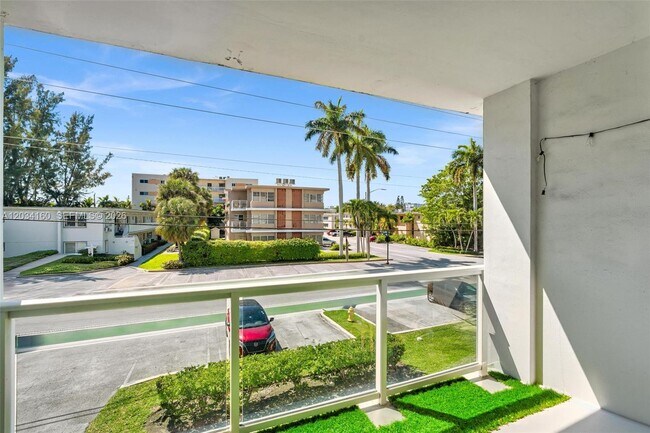 Building Photo - 9381 E Bay Harbor Dr