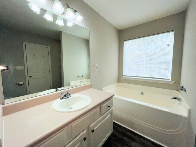 Building Photo - Northgate district! 4 bed/2.5 full bath, newly renovated, large lot, approx 2500 sqft, 2 car gara...