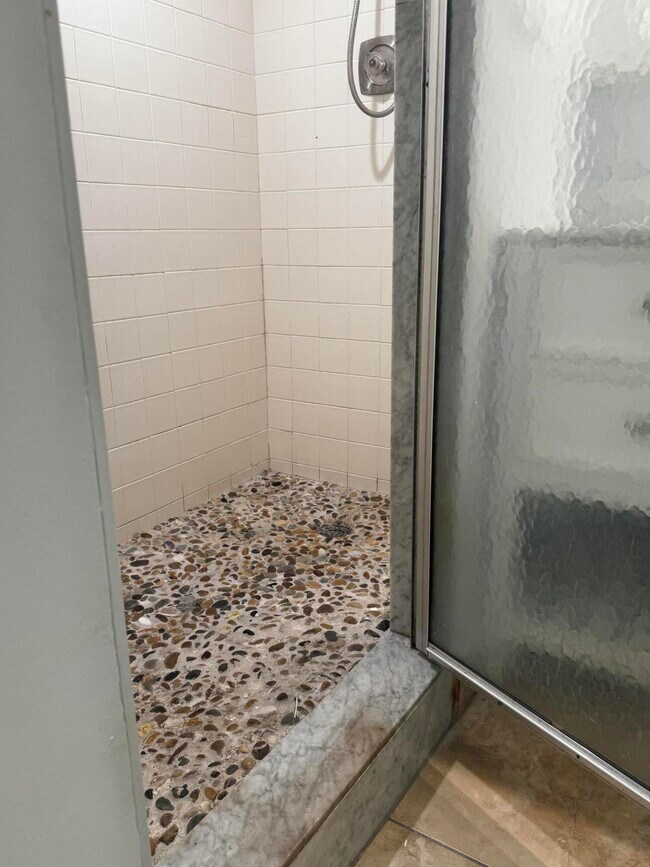 Building Photo - 417 4th Ln