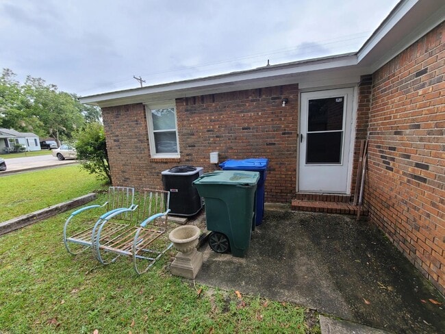 Building Photo - 3904 Persimmon St