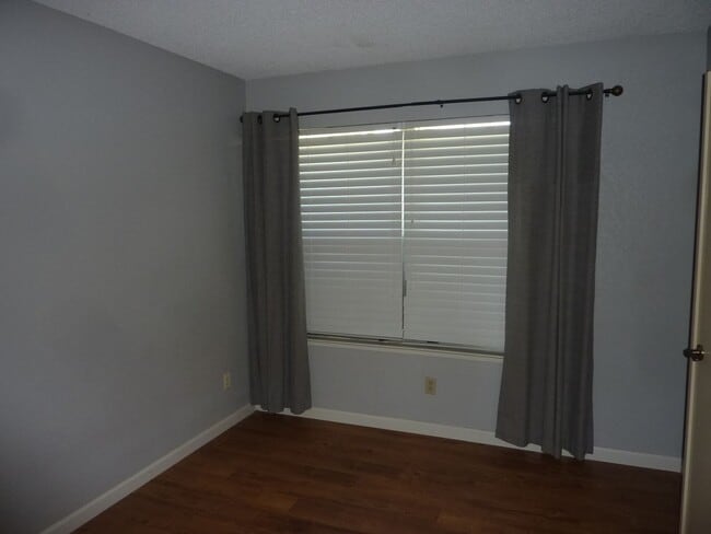 Building Photo - Duplex Unit w/ Attached Garage, Fenced Yard - Laminate Flooring