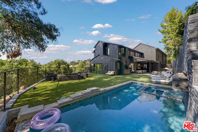 Building Photo - 3140 Coldwater Canyon Ave