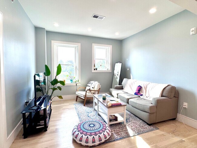 Building Photo - BROOKLINE 3 BED/2 BATH WITH CENTRAL AIR & IN-UNIT LAUNDRY!