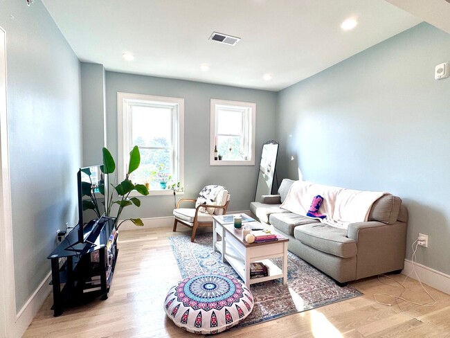 Building Photo - BROOKLINE 4 BED/2 BATH WITH CENTRAL AIR & IN-UNIT LAUNDRY!
