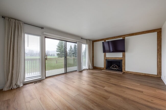 Building Photo - Conveniently Located Racquet Club Condo