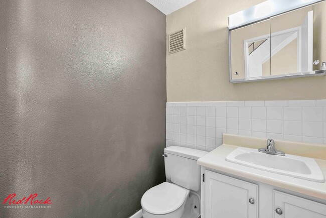 Building Photo - 1190 Pinecone Dr