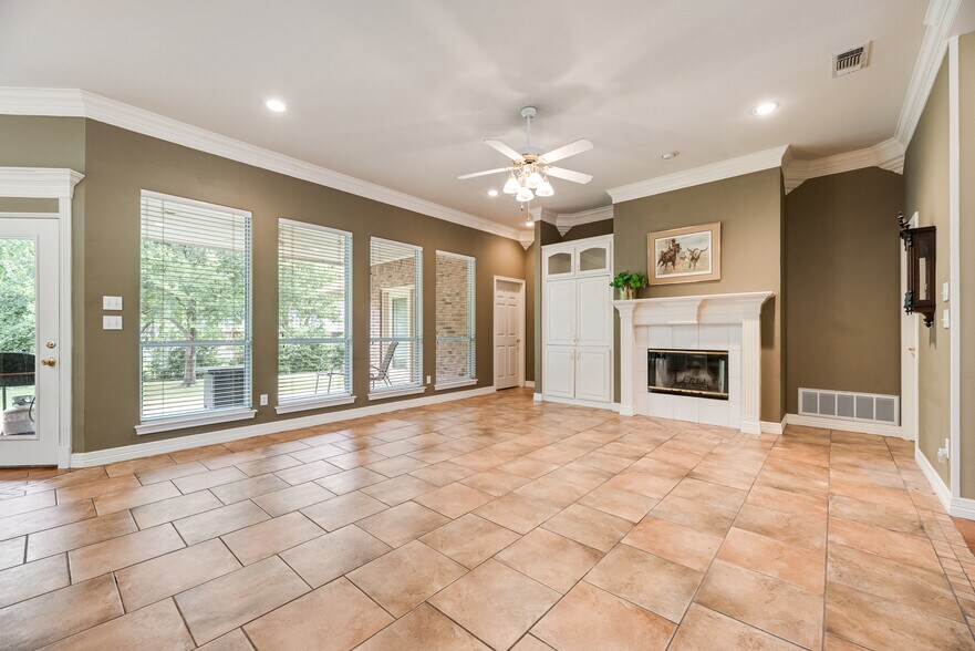 Building Photo - 8911 Hickory Hill Dr