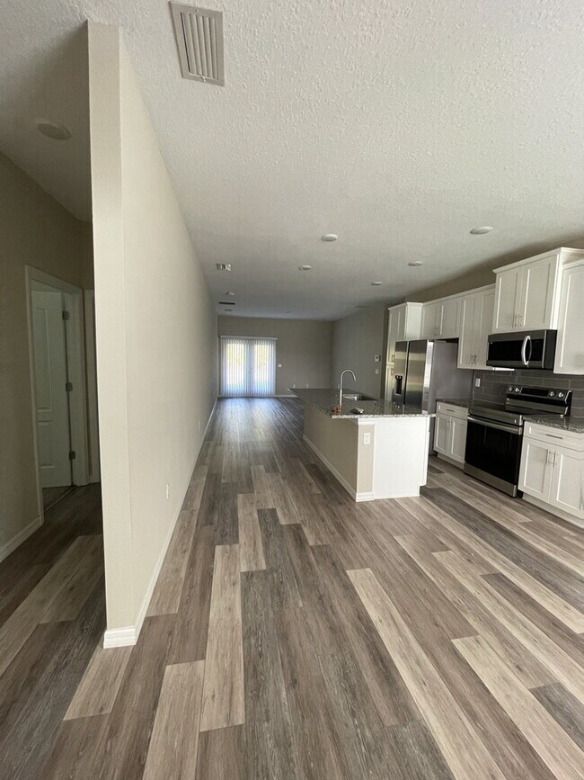 Building Photo - Beautiful 4 bedroom 2 bath home in Marion Oaks!