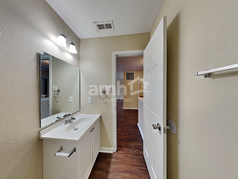 Building Photo - 933 Balto Dr