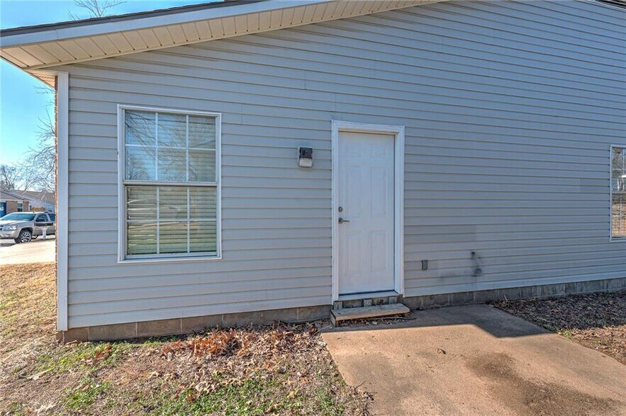 Building Photo - 4380 W Thrasher Dr