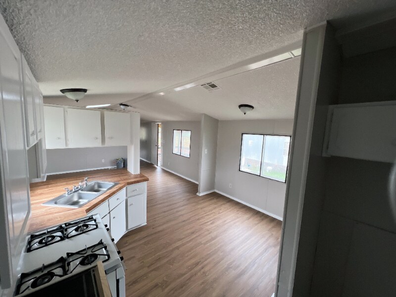 Building Photo - 2000 E Frontier Ave