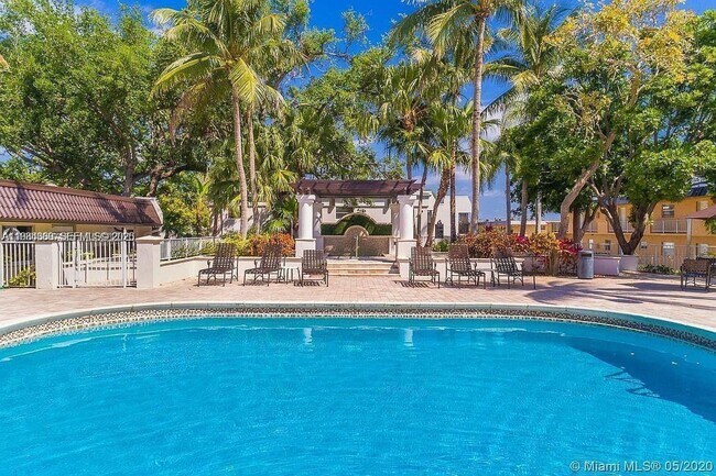 Building Photo - 10431 N Kendall Dr