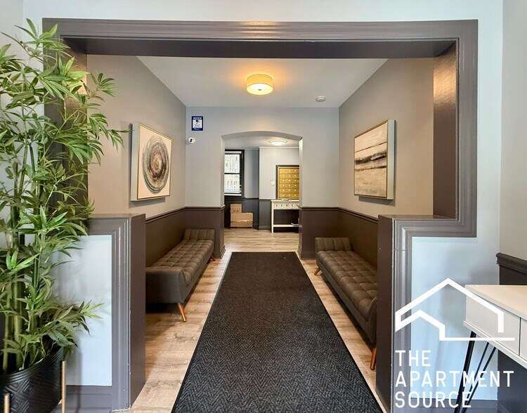 Building Photo - 633 W Barry Ave