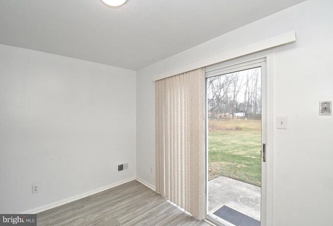 Building Photo - 592 Wrensong Rd