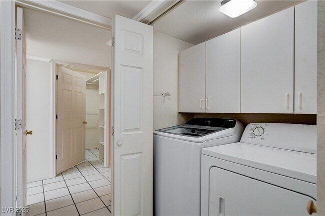 Building Photo - 5216 Mandalay Springs Dr