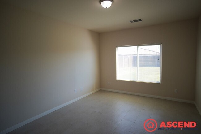 Building Photo - Charming 3 Bed / 2 Bath Home with Garage in Bakersfield!