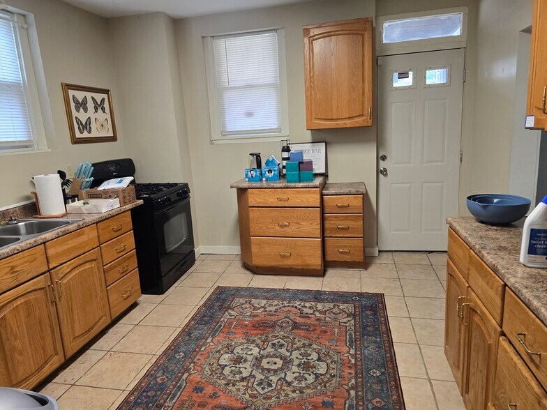 Building Photo - 6501 Deary St