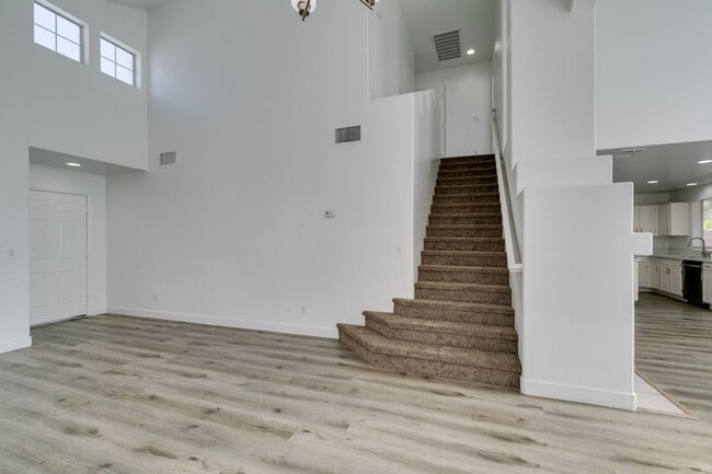 Building Photo - NORTH SHORES REFRESHED 2 STORY HOME WITH FIREPLACE AND LARGE BACKYARD