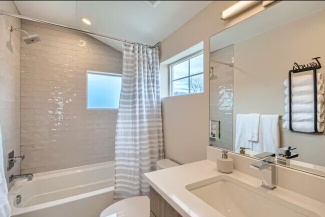 Building Photo - 1348 Zenobia St