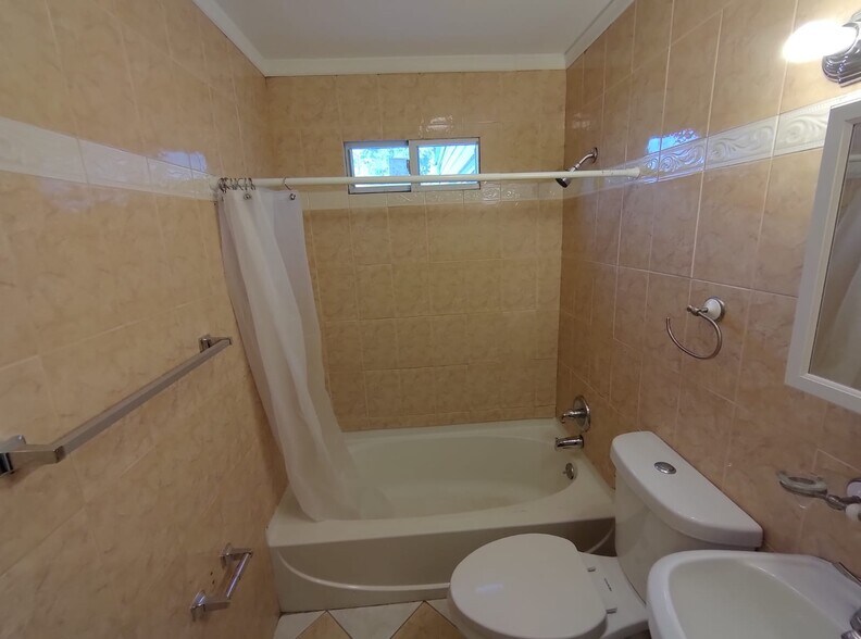 Building Photo - 134 W Side Dr