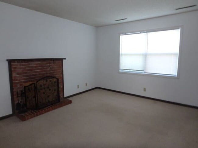 Building Photo - Nice 3 Bed 1.5 Bath Duplex SW Columbia!