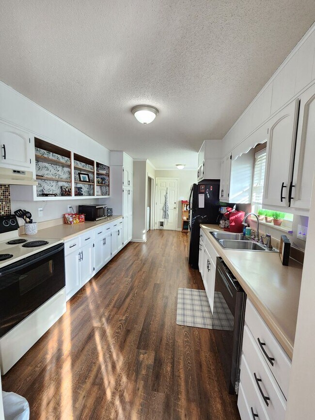 Building Photo - 3232 Fairoaks Dr