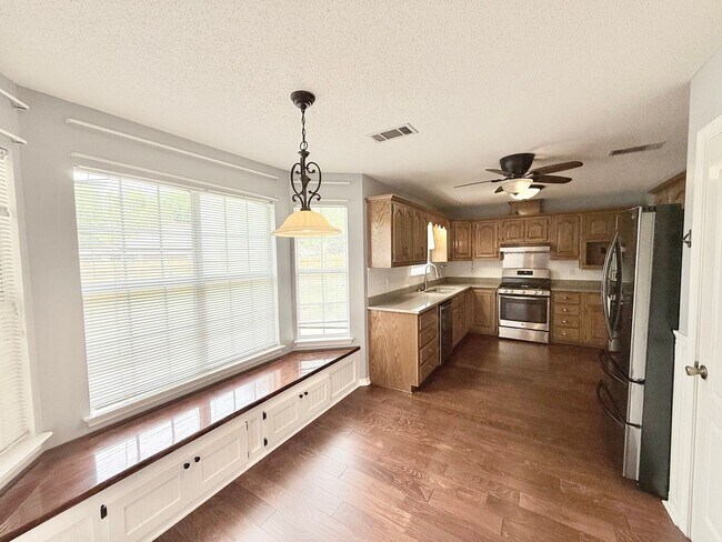 Building Photo - Custom Built 4-Bedroom/3 Bathroom Home