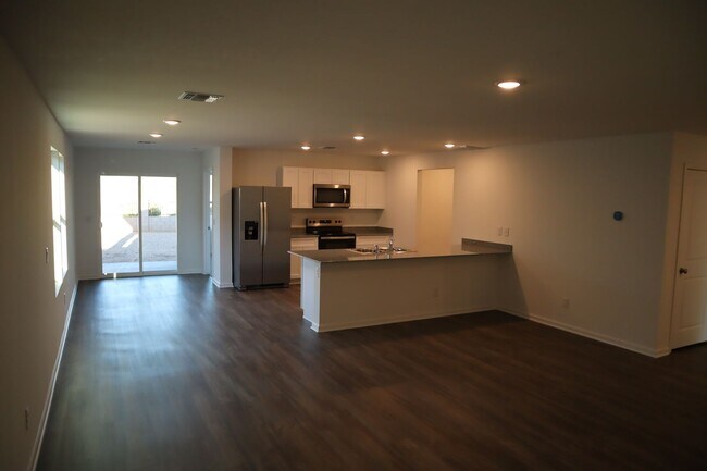 Building Photo - Great Home Great price!