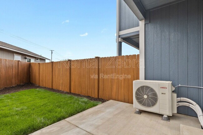 Building Photo - 1682 SW Salmon Ave