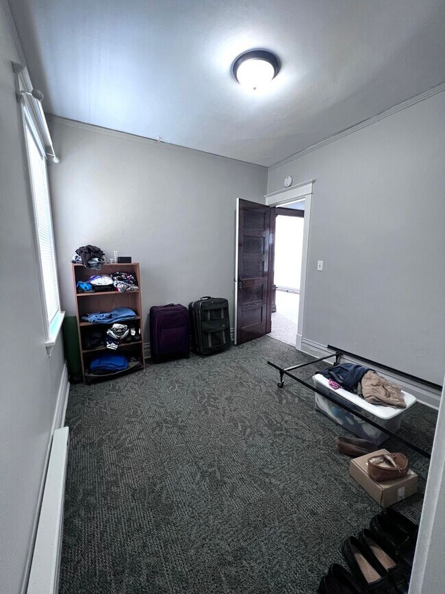 Building Photo - 17 E 6th St