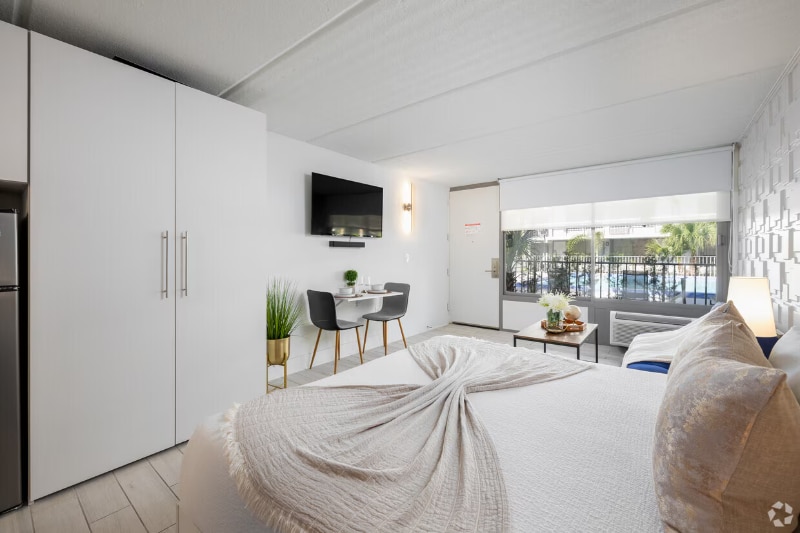 Building Photo - 5565 W Irlo Bronson Memorial Hwy