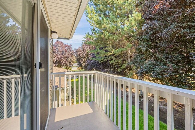 Building Photo - Super cute 2 bedroom, 1 3/4 bathrooms, Ful...