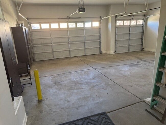Building Photo - Beautiful Three Bedroom in the Golf Cou...