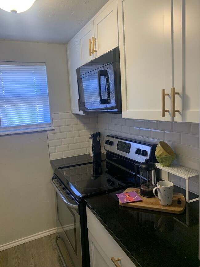 Building Photo - Studio Apartment in Jefferson Park