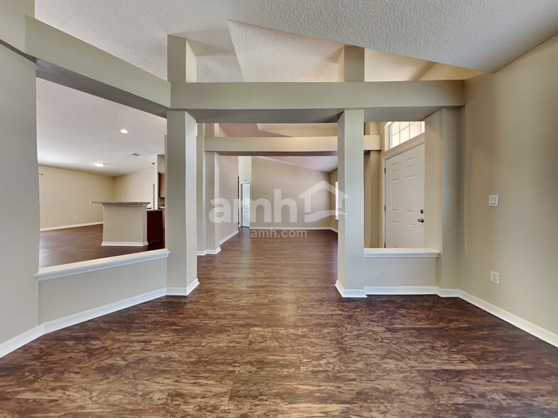 Building Photo - 10235 Meadow Pointe Dr