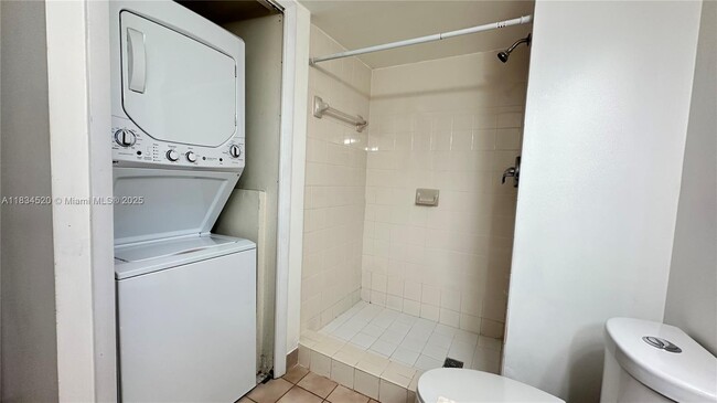 Building Photo - 413 Lakeview Dr