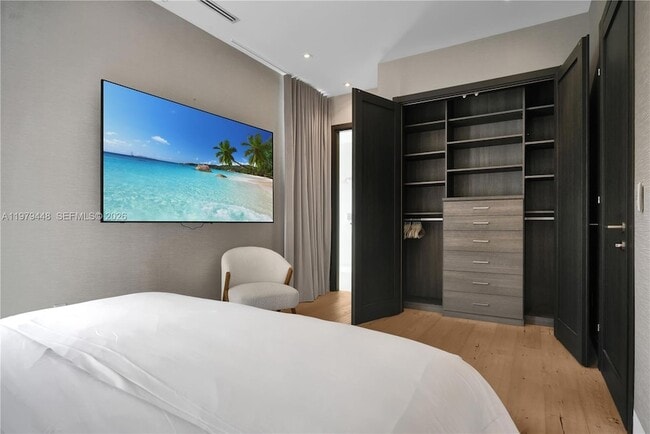 Building Photo - 5501 Pine Tree Dr