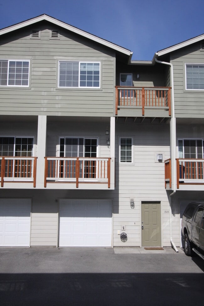 Building Photo - 1305 Denali St