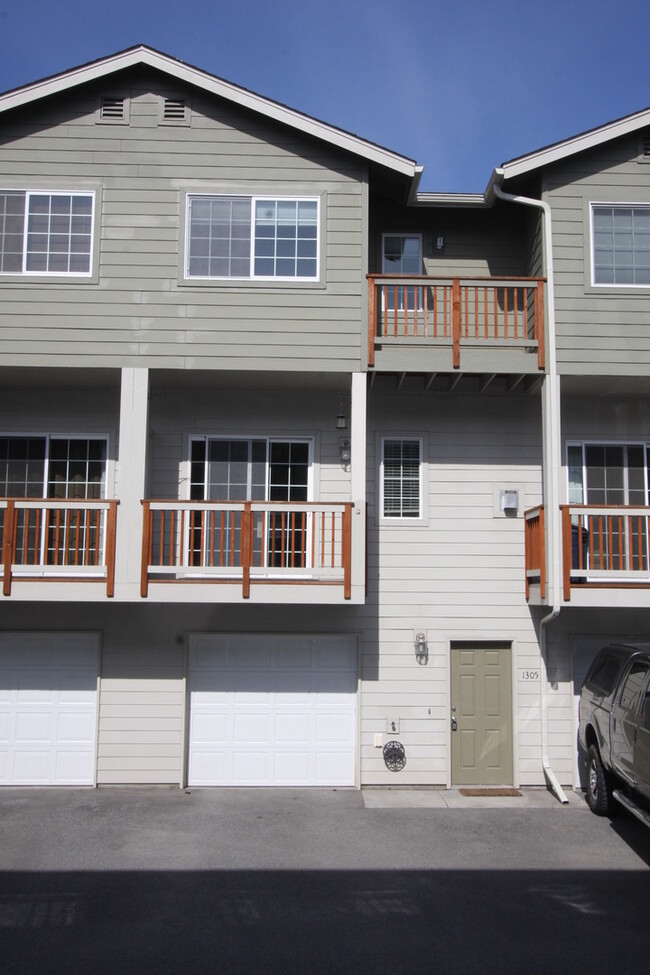 Primary Photo - 2 Bedroom Townhouse near Downtown Anchorage