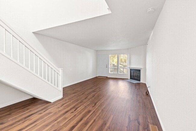 Building Photo - Bright 2 Bedroom 1.5 Bath Condo with Priva...