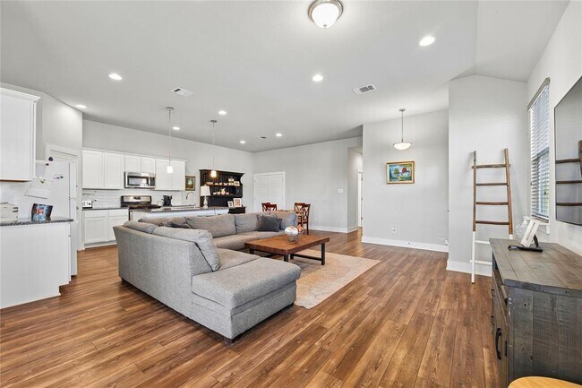 Building Photo - 501 Peace Dr