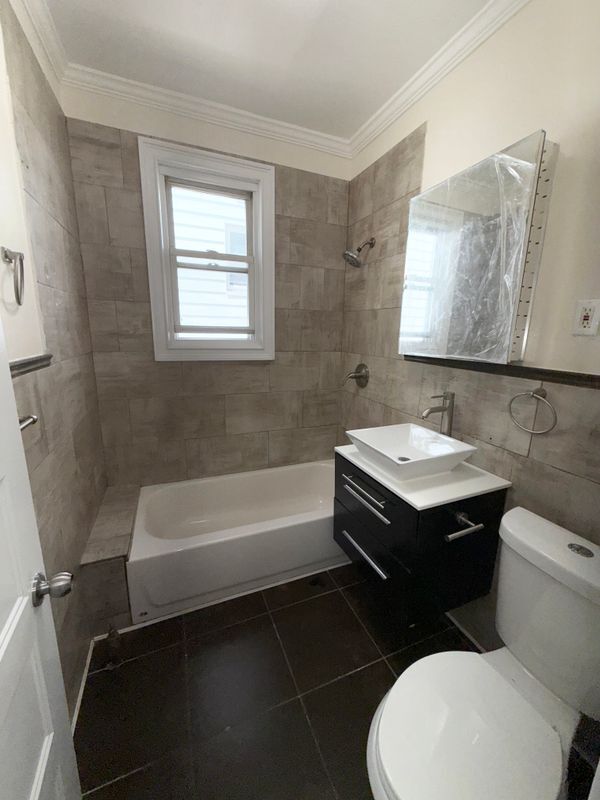 Building Photo - 92 Schofield St