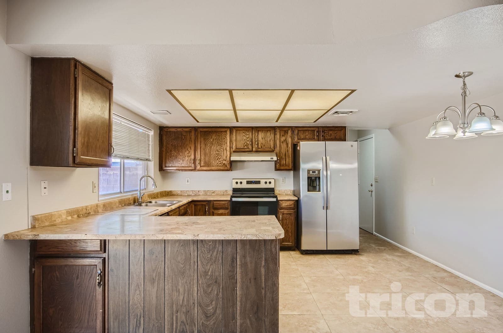 Building Photo - 4201 W Sunnyside Ave