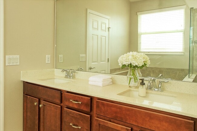 Building Photo - Beautiful 4 bed 3 bath w/loft, 2 story hom...