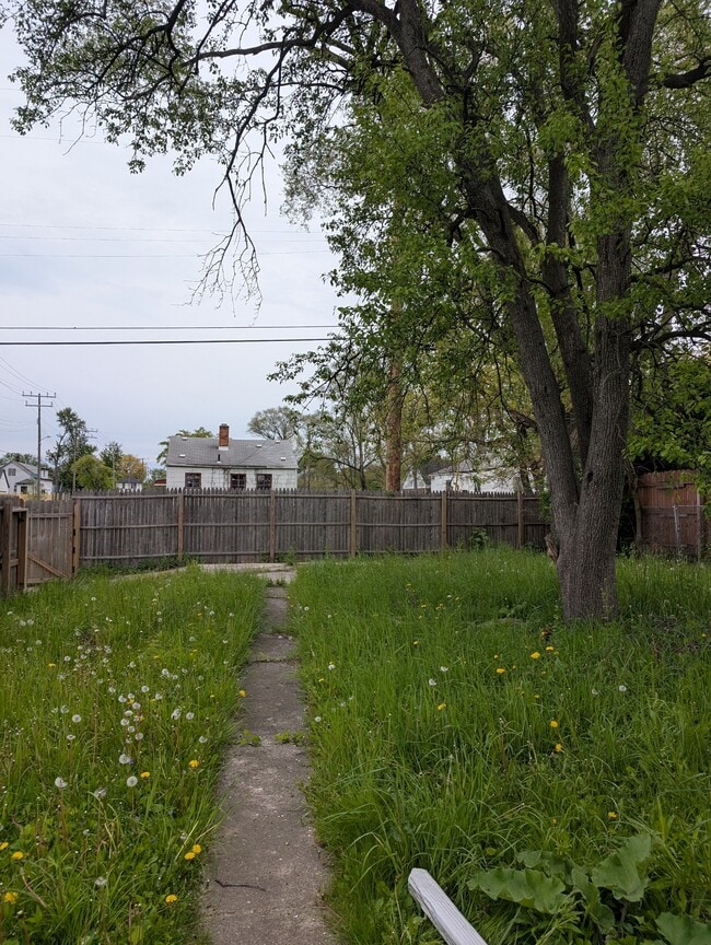 Building Photo - 18116 Bloom St